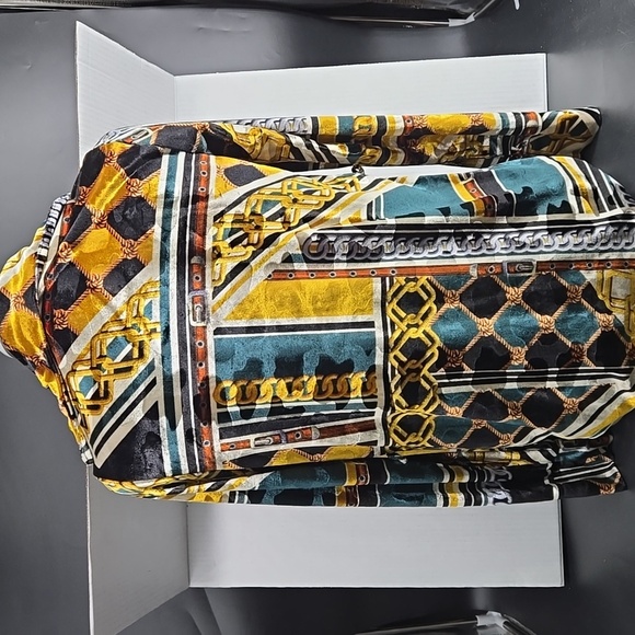 Colorful Geometric Patterned Velvety Shirt Open-front - Picture 4 of 10